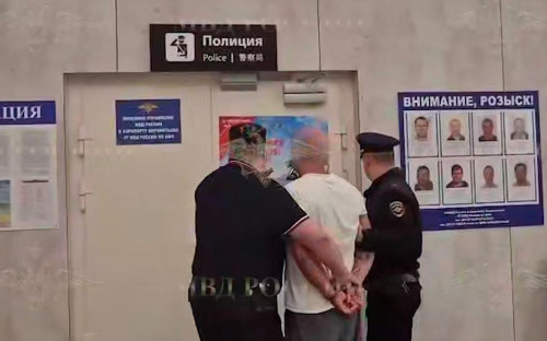 Кадры задержания мужчины, который напал на ребенка в Шереметьево, 24 июня 2025 года