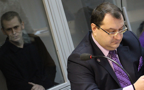 Адвокат Юрий Грабовский и его подзащитный россиянин Александр Александров (справа налево), архив


