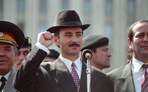 <p>21 апреля 1996 года в районе села Гехи-Чу в Чечне российские спецслужбы поймали сигнал от спутникового телефона лидера самопровозглашенной Чеченской республики Ичкерия Джохара Дудаева. В воздух были подняты самолеты с самонаводящимися ракетами, настроенными на частоту мобильного телефона Дудаева.</p>

<p>Лидер Ичкерии <a href="https://www.kommersant.ru/doc/16176">был уничтожен</a> в ночь с 21 на 22 апреля. Все детали операции по ликвидации Дудаева до сих пор засекречены. Предполагается, что он был уничтожен во время телефонного разговора с депутатом Госдумы Константином Боровым.</p>
