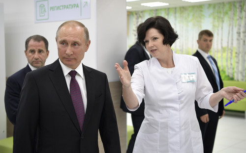 Владимир Путин в диагностическом центре, участвующем в программе &laquo;Бережливая поликлиника&raquo;. 5 августа 2017 года


