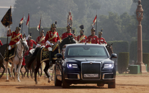 <p>Кортеж Владимира Путина проезжает по Нью-Дели к месту торжественного приема в президентском дворце Раштрапати Бхаван, построенном в 1929 году для вице-короля Индии.</p>

<p></p>