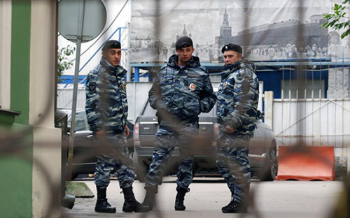 Сотрудники ОМОНа у офиса банка &laquo;Адмиралтейский&raquo;


