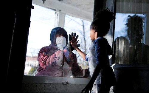 В Нью-Йорке, работник здравоохранения вынужден поддерживать социальную дистанцию ​​со своей семьей