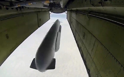 Стратегический бомбардировщик-ракетоносец Ту-95 Военно-космических сил России выпускает крылатую ракету Х-555 по объекту ИГ в Сирии
