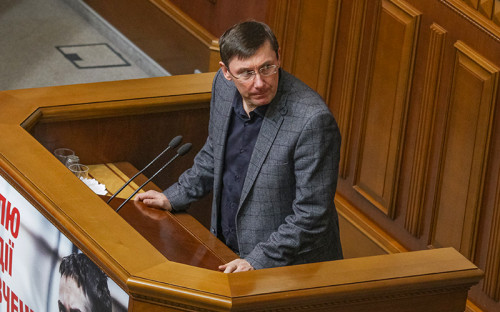 <p><span style="font-size:18px;"><strong>Юрий Луценко, генпрокурор</strong></span></p>

<p>Новому генеральному прокурору Украины 51&nbsp;год. Юрий Луценко родился в&nbsp;Ровно, в&nbsp;1989 году окончил факультет электронной техники Львовского политехнического института.</p>

<p>Политическую деятельность начал&nbsp;в&nbsp;1991 году, вступив в&nbsp;Социалистическую партию Александра Мороза. В 1994 году начал работать в&nbsp;Ровенском областном совете.</p>

<p>Депутатом парламента впервые был избран в&nbsp;2002 году. Принимал активное участие в&nbsp;&laquo;оранжевой революции&raquo; 2004 года и&nbsp;Евромайдане.</p>

<p>После победы на&nbsp;президентских выборах Виктора Ющенко и&nbsp;формирования правительства Юлии Тимошенко дважды занимал пост министра внутренних дел (с 2005 по&nbsp;2006 год и&nbsp;с&nbsp;2007 по&nbsp;2010 год).</p>

<p>После прихода к&nbsp;власти в&nbsp;2010 году президента Виктора Януковича был обвинен в&nbsp;незаконном присвоении имущества.</p>

<p>Обвинение доказало, что,&nbsp;будучи министром внутренних дел, он способствовал начислению незаконной пенсии своему водителю Леониду Приступлюку, выделению ему жилья, а&nbsp;также зачислению его в&nbsp;департамент оперативной службы и&nbsp;других злоупотреблениях.</p>

<p>В 2012 году он был осужден на&nbsp;четыре года с&nbsp;конфискацией имущества. Но уже через&nbsp;год помилован Януковичем. После бегства Януковича&nbsp;в марте 2014 году суд снял с&nbsp;него судимость и&nbsp;объявил реабилитированным как&nbsp;политзаключенного.</p>

<p>До назначения генпрокурором возглавлял в&nbsp;Раде фракцию &laquo;Блок Петра Порошенко&raquo;.</p>
<script></script><script></script>