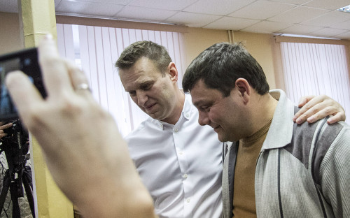 Алексей Навальный и Петр Офицеров (слева направо) во время оглашения приговора в Ленинском суде
