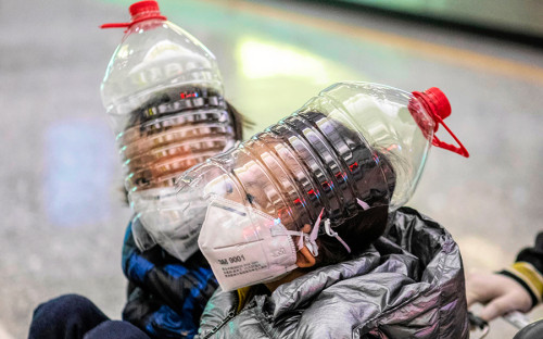 <p>Дети в масках, сделанных из бутылок. Гуанчжоу.</p>

<p>По данным ВОЗ на 10 февраля, в Гуанчжоу <a href="https://www.who.int/docs/default-source/coronaviruse/situation-reports/20200210-sitrep-21-ncov.pdf?sfvrsn=947679ef_2">зарегистрирован</a>​ 1151 случай заболевания коронавирусом</p>
