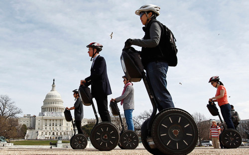 <p><span style="font-size:18px;"><strong>Segway</strong></span><br />
<br />
Появившийся на&nbsp;рынке в&nbsp;начале 2000-х электрический самокат Segway в&nbsp;первые годы набрал большую популярность. Сегвеи закупали для&nbsp;сотрудников аэропортов, больниц, складов во&nbsp;всем мире. После того&nbsp;как&nbsp;в&nbsp;2010 году владелец компании Segway Джими Хеселден погиб во&nbsp;время поездки на&nbsp;этом самокате, их использование стали ограничивать во&nbsp;всем мире. В некоторых странах для&nbsp;поездки по&nbsp;городу на&nbsp;сегвее нужно получить специальное разрешение.</p>

<p>Продажи сегвеев во&nbsp;всем мире так и&nbsp;не&nbsp;достигли высоких значений: автор изобретения Дин Кеймен после&nbsp;выхода продукта на&nbsp;рынок предполагал, что&nbsp;в&nbsp;неделю будет продаваться до&nbsp;10&nbsp;тыс. самокатов, однако&nbsp;всего с&nbsp;2002 по&nbsp;2007 год было продано 30&nbsp;тыс. устройств. В настоящее время компания не&nbsp;раскрывает данные о&nbsp;продажах.</p>
