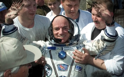 <p><strong>Деннис Тито, предприниматель (США) </strong></p>

<p><strong>Когда: </strong> 28 апреля&nbsp;&mdash; 6 мая 2001 года<br />
<strong>Сколько заплатил: </strong> $20 млн</p>

<p>Деннис Тито стал первым космическим туристом в&nbsp;мире. На МКС он выполнял обязанности оператора систем.</p>
