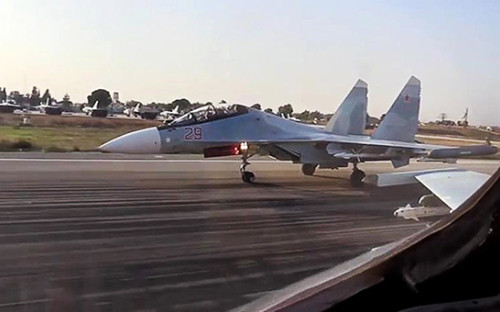 Многоцелевой тяжелый истребитель Су-30СМ ВКС России во время боевого вылета, Сирия