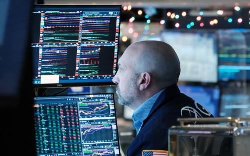 Трейдер работает в зале Нью-Йоркской фондовой биржи (NYSE)