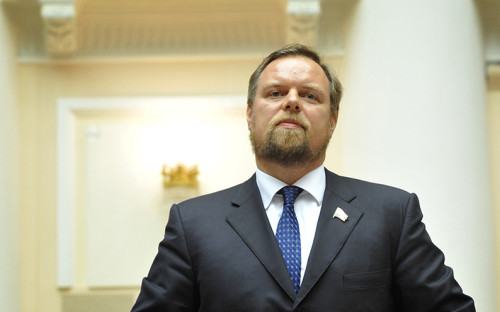 <p><strong><span style="font-size:18px;">Дмитрий Ананьев</span></strong></p>

<p>Ананьев был сенатором от Ямало-Ненецкого автономного округа с сентября 2006 года по июль 2013 года. Регулярно фигурирующий в списке журнала Forbes &laquo;200 богатейших бизнесменов России&raquo;, в этом году Ананьев занял 65-е место с состоянием <span style="color:#800000;"><strong>$1,25 млрд</strong></span>. Совладелец холдинга &laquo;Промсвязькапитал&raquo; (50%): Промсвязьбанк (88%), &laquo;Техносерв&raquo;, &laquo;Промсвязьнедвижимость&raquo;. Покинул Совфед добровольно после принятия закона о запрете чиновникам и парламентариям иметь зарубежные счета</p>
