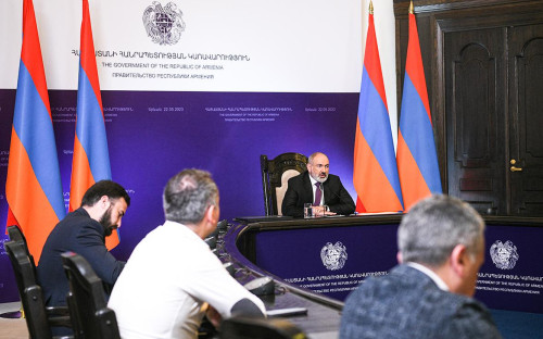 <p>Никол Пашинян (в центре) во время пресс-конференции</p>