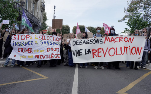 <p><em>На фото&nbsp;&mdash; протесты старшеклассников в Лилле</em></p>

<p>В пятницу, 2 октября, во Франции не работают более 400 школ. Министр просвещения Эдуар Жеффре заявил, что это связано с действиями протестующих, которые повредили системы противопожарной безопаcности или напали на сотрудников школ. Он также заявил, что движение учащихся изменило свою природу и теперь находится &laquo;в заложниках у преступных групп&raquo;, <a href="https://www.bfmtv.com/societe/manifestations/direct-colere-des-lyceens-la-mobilisation-continue-un-peu-plus-de-400-etablissements-fermes-ce-vendredi_LN-202610020108.html">передает</a> BFMTV.</p>