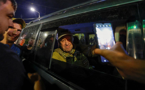 <p>Евгений Пригожин покидает штаб Южного военного округа</p>