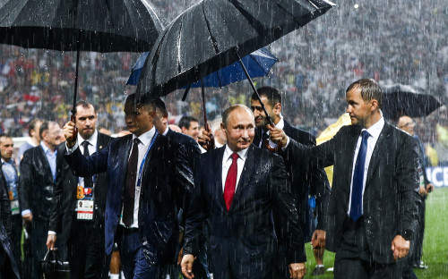 Владимир Путин (в центре)