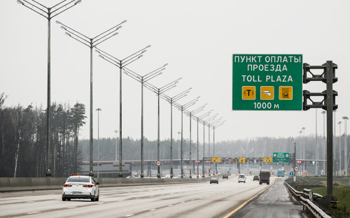 Автомобили у пункта оплаты проезда на участке автомобильной трассы М-11