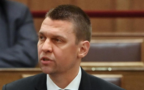 Тамаш Менцер
