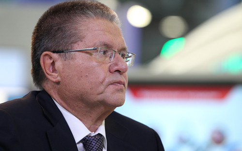 <div>
<p><span style="font-size:16px;"><strong>Министр экономического развития Алексей Улюкаев:</strong></span></p>

<p><em>&laquo;Каким будет курс доллара к концу года? Мы видим, что возможно ослабление рубля в течение года. Но эти колебания могут быть описаны как 2&ndash;3 рубля в одну и другую сторону. Мне кажется, что рубль близок к своим равновесным значениям, это комфортный уровень для экономики.</em></p>

<p><em>В чем хранить сбережения, зависит от вашей структуры доходов и расходов. Если расходы в рублях, стоит хранить в рублях. Исключительно&raquo;</em></p>
</div>
