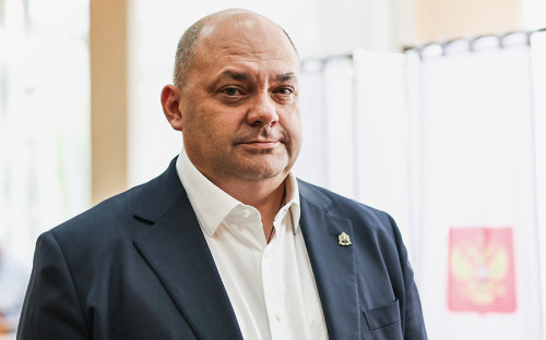 <p>6 апреля 2026 года бывшего главу Курской области Алексея Смирнова <a href="https://www.rbc.ru/politics/06/04/2026/69d2d5449a79470642c76b24">приговорили</a> к 14 годам колонии строгого режима по делу о взятках в особо крупном размере. Он занимал должность губернатора с мая по декабрь 2024 года, при нем началось вторжение ВСУ в приграничье.</p>

<p>Смирнов был задержан в апреле 2025 года в Москве, тогда&nbsp;же в Курске задержали его соучастника Алексея Дедова. Обоих обвинили в мошенничестве на 1 млрд руб. при строительстве фортификационных сооружений, сообщила официальный представитель МВД Ирина Волк. По версии следствия, Смирнов, его заместитель Дедов, а также руководство Корпорации развития Курской области (КРКО)&nbsp;организовали хищение бюджетных средств, которые были выделены корпорации.</p>

<p>Суд установил, что в 2022&ndash;2023 годах Смирнов, тогда первый заместитель губернатора, вместе с другим чиновником получил около 21 млн руб. за покровительство при ремонте школ и строительстве фортификаций на границе с Украиной. На одном из заседаний Смирнов также <a href="https://www.rbc.ru/rbcfreenews/69ce7c779a7947d4ff60c5ed">сообщил</a>, что схему с откатами&nbsp;ему предложил бывший губернатор Роман Старовойт, который позже покончил с собой. По делу о хищениях при строительстве укреплений уже осуждено несколько человек, включая депутата и бывших глав корпорации, а приговор&nbsp;Алексею Дедову будет оглашен 7 апреля.</p>

<p>Смирнов изначально заявлял о своей невиновности, но в итоге признал вину, заключил досудебное соглашение и в последнем слове раскаялся, объяснив свои действия излишней исполнительностью и последствиями контузии.</p>