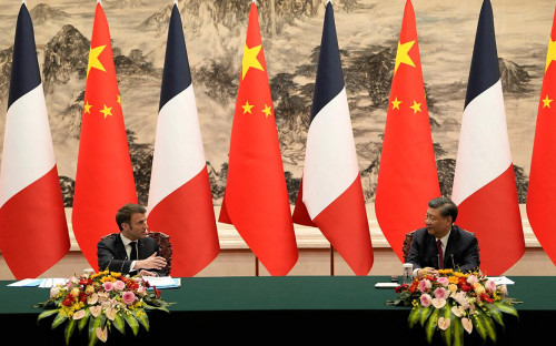 Эмманюэль Макрон (слева) и Си Цзиньпин