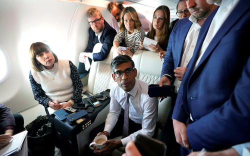 <p>Риши Сунак беседует с журналистами на борту правительственного самолета, направляющегося в Вашингтон</p>