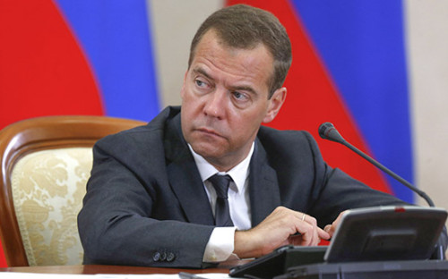 Премьер-министр РФ Дмитрий Медведев во время совещания по вопросу &laquo;О ходе проведения в 2015 году сельскохозяйственных уборочных работ&raquo;