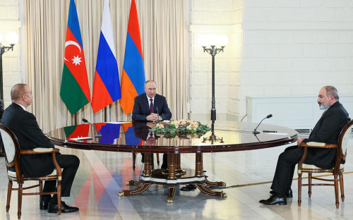 Ильхам Алиев, Владимир Путин и Никол Пашинян (слева направо)