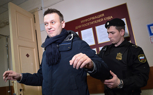 Алексей Навальный (слева) перед&nbsp;началом заседания Ленинского суда по&nbsp;&laquo;делу &laquo;Кировлеса&raquo;
