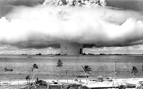<p>Грибовидное облако в районе атолла Бикини во время первой серии американских подводных атомных испытаний, 1946 год</p>