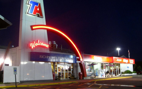Вид на здание трак-стопа TravelCenters of America