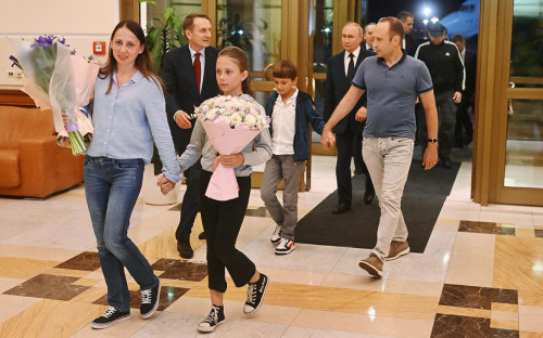 Владимир Путин встречает Анну и Артёма Дульцевых с детьми,&nbsp;аэропорт&nbsp;Внуково, 1 августа 2024 г.