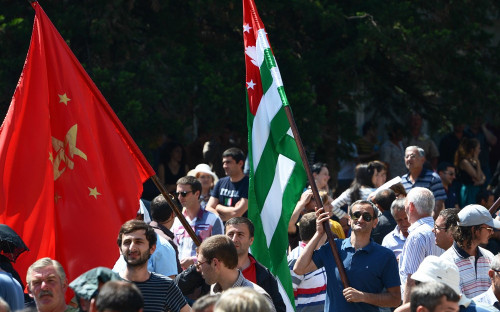 Сторонники оппозиции во время антиправительственного митинга у здания администрации президента 