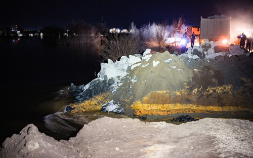 <p>Вечером 5 апреля в Советском районе Орска прорвало насыпную дамбу из-за паводка. По данным местных властей, повреждения гидротехнического сооружения <a href="https://www.rbc.ru/rbcfreenews/6611004a9a79475e308163fb">зафиксированы</a> на участке 10&nbsp;м.</p>