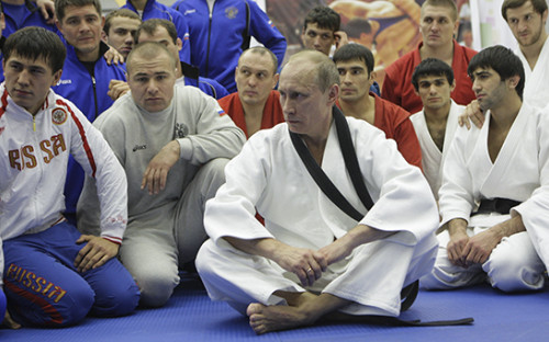 В декабре 2010 года Владимир Путин  посетил физкультурно-оздоровительный центр в Санкт-Петербурге, где принял участие в тренировке по дзюдо