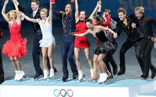 <p>На Олимпийских играх в Сочи в 2014 году&nbsp;триумфаторами стали российские фигуристы. Сборная России по фигурному катанию завоевала золото в командном турнире Олимпиады, который проводился впервые&nbsp;за историю Игр.</p>

<p>На фото (слева направо): российские спортсмены Екатерина Боброва, Дмитрий Соловьев, Татьяна Волосожар, Максим Траньков, Ксения Столбова, Федор Климов, Юлия Липницкая, Елена Ильиных, Никита Кацалапов и Евгений Плющенко.</p>
