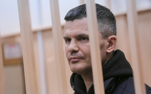 <p><strong>Владелец аэропорта Домодедово Дмитрий Каменщик</strong></p>

<p>23 сентября 2016 года было прекращено дело против&nbsp;владельца аэропорта Домодедово Дмитрия Каменщика и&nbsp;трех топ-менеджеров&nbsp;&mdash;&nbsp;Вячеслава Некрасова, Светланы Тришиной и&nbsp;Андрея Данилова. Их обвиняли в&nbsp;выполнении работ или&nbsp;оказании услуг, не&nbsp;отвечающих требованиям безопасности, повлекших по&nbsp;неосторожности смерть двух или&nbsp;более лиц (ст.238 УК России). По версии следствия, в&nbsp;2010 году руководство аэропорта приняло решение об&nbsp;упрощении процедуры досмотра в&nbsp;Домодедово, что&nbsp;дало возможность террористу-смертнику в&nbsp;январе 2011 года устроить взрыв в&nbsp;терминале аэропорта.</p>

<p>&laquo;Дело прекращено в&nbsp;связи&nbsp;с&nbsp;тем, что&nbsp;Каменщик выполнил требования генпрокурора о&nbsp;выплате потерпевшим компенсаций. Это не&nbsp;реабилитирующее обстоятельство&raquo;,&nbsp;&mdash; <a href="http://ria.ru/">заявил</a> адвокат потерпевших по&nbsp;делу о&nbsp;терактах Игорь Трунов.</p>
