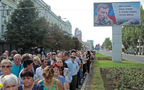 Жители города в очереди у здания донецкого театра оперы и балета, где проходит прощание с главой ДНР