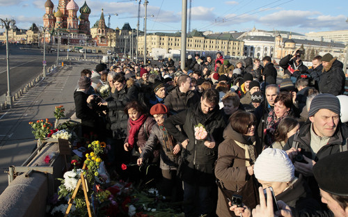 Место гибели политика Бориса Немцова на Большом Москворецком мосту