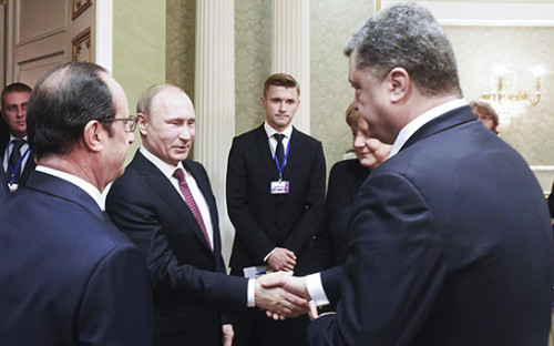 Рукопожатие президента России Владимира Путина и&nbsp;президента Украины Петра Порошенко во&nbsp;время встречи в&nbsp;Минске в&nbsp;феврале 2015 года