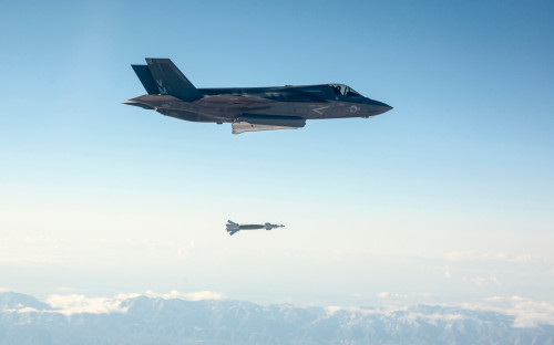 Сброс бомбы с истребителя F-35