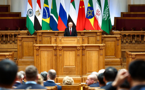 Владимир Путин во время сессии №1 пленарного заседания парламентского форума БРИКС в Санкт-Петербурге, июль 2024 года