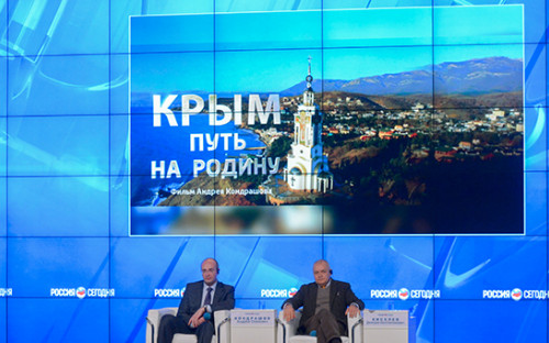 Автор фильма «Крым. Путь на Родину» Андрей Кондрашов и генеральный директор агентства «Россия сегодня» Дмитрий Киселев