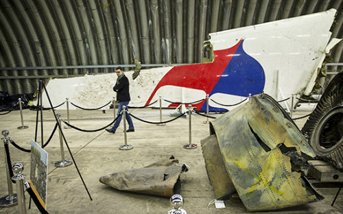 Обломки Boeing 777 малайзийской авиакомпании Malaysia Airlines, потерпевшего катастрофу на&nbsp;востоке Украины 17 июля 2014 года



