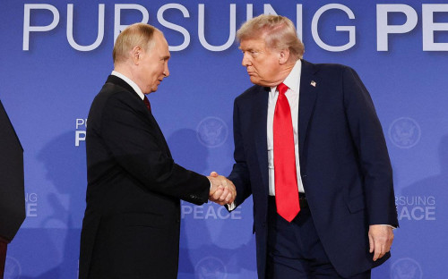 Дональд Трамп и Владимир Путин проводят пресс-конференцию по итогам своей встречи на военной базе Элмендорф-Ричардсон в Анкоридже, Аляска, США, 16 августа 2025 года