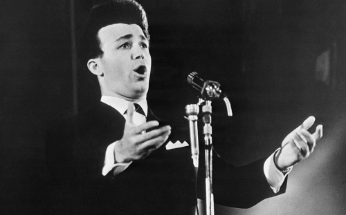 <p>​Иосиф Кобзон родился 11 сентября 1937 года в поселке Часов Яр, который сейчас входит в состав Донецкой области Украины. В 1956 году окончил Днепропетровский горный техникум. Во время учебы <a href="http://tass.ru/kultura/4545876">увлекся боксом</a>, был чемпионом Украины среди юношей. В его любительской боксерской карьере 18 побед и четыре поражения.</p>
