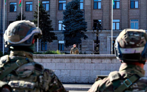 Ильхам Алиев выступает на параде в Ханкенди