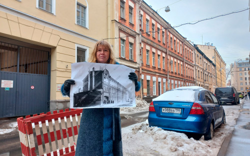 Горожане фотографируются на фоне&nbsp;&laquo;Дома Лапина&raquo; 1840 года постройки, в поддержку флешмоба против&nbsp;сноса исторических зданий