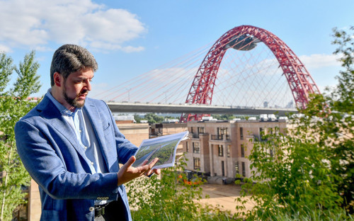 <p>Родился в 1980 году в Москве, окончил Государственный университет по землеустройству. Долгое время занимался юридической деятельностью, в 2006 году основал юридическую компанию, специализирующуюся на спорах по земельному праву. В 2010 году Свиридов вступил в партию &laquo;Справедливая Россия&raquo;, а в 2012-м &mdash; был избран муниципальным депутатом Таганского района. С 2014 года &mdash; <a href="http://glava-mo.mo-taganka.ru/">глава Таганского муниципального округа</a>.</p>

<p><a href="http://spravsila.ru/">Возглавляет </a>молодежное крыло &laquo;Справедливой России&raquo;. В декабре 2017 года <a href="http://mo-taganka.ru/all_news/news/il_ya_sviridov_poluchil_medal_i_gramotu_prezidenta/?special=Y">был награжден</a> президентской грамотой за вклад в подготовку и проведение Всемирного фестиваля молодежи и студентов в Сочи. В случае победы на выборах мэра Свиридов <a href="http://www.spravedlivo.ru/9012510">обещал</a> уделить основное внимание социальной проблематике, борьбе с оптимизацией и коммерциализацией образования и здравоохранения, а также сохранению исторического наследия.</p>
