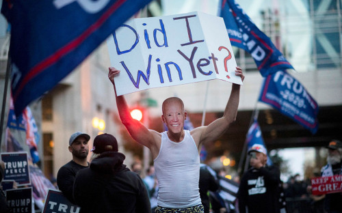 <p>Акции протеста в Филадельфии, Пенсильвания, 5 ноября. Надпись на плакате у мужчины в маске Байдена: &laquo;Я уже выиграл?&raquo;</p>
